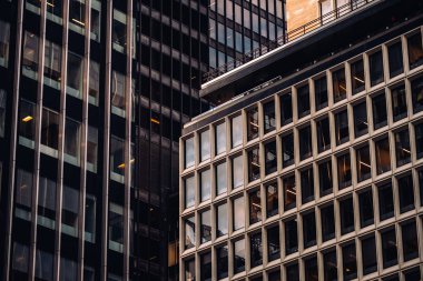 Manhattan şehir merkezindeki modern gökdelenlerin yakın görüntüsü