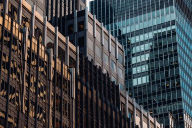 Manhattan şehir merkezindeki modern gökdelenlerin yakın görüntüsü