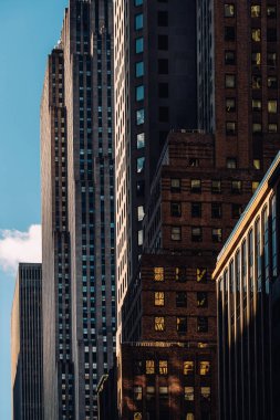 Manhattan şehir merkezindeki eski ve modern gökdelenlerin yakın görüntüsü