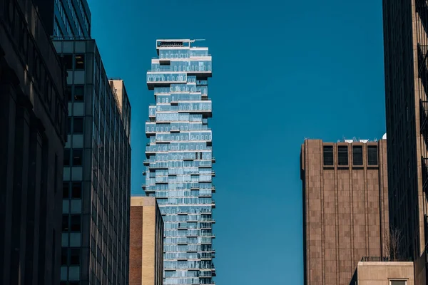 Vue rapprochée de 56 rue Leonard et des gratte-ciel modernes à Fin — Photo