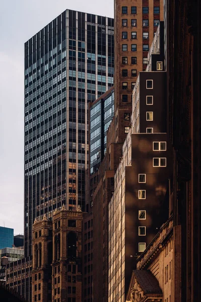 Detailní pohled na staré a moderní mrakodrapy ve Financial Distric — Stock fotografie