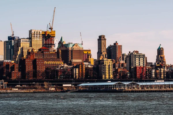 Pohled dolů na Brooklyn Heights mrakodrapů z východní řeky Sid — Stock fotografie