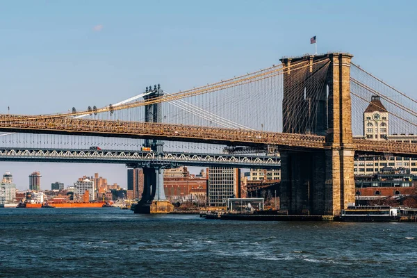 Pohled dolů na Brooklynský most a Manhattanský most z východní řeky — Stock fotografie