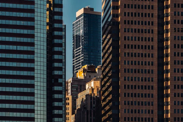 Vue rapprochée des gratte-ciel modernes du quartier financier inférieur — Photo