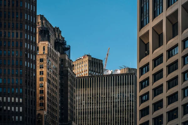 Vue rapprochée des gratte-ciel modernes du quartier financier inférieur — Photo