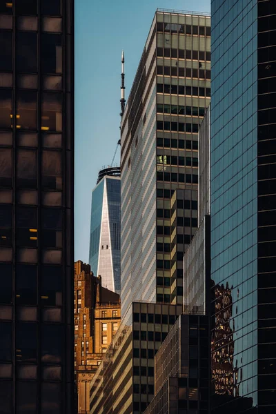 金融区低层现代摩天大楼的近景 — 图库照片