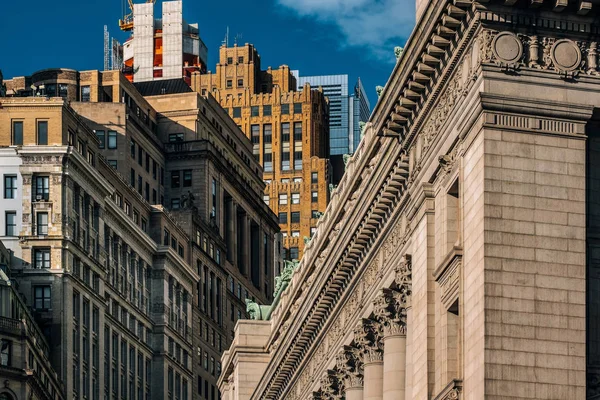 金融业历史与现代摩天大楼的近景 — 图库照片