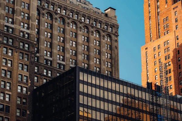 Vue rapprochée des gratte-ciel anciens et modernes de Financial Distric — Photo