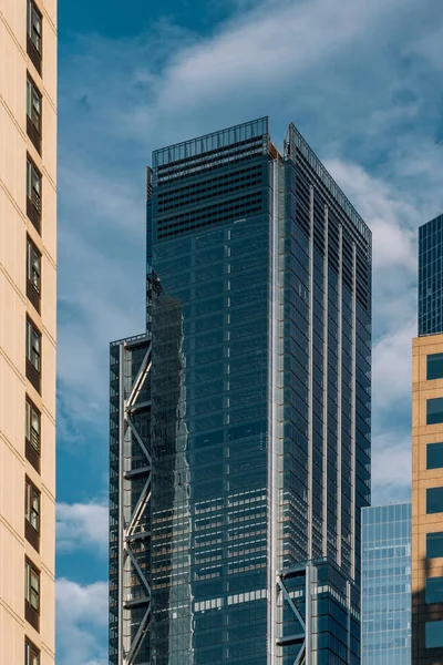Vue rapprochée des gratte-ciel modernes du quartier financier inférieur — Photo