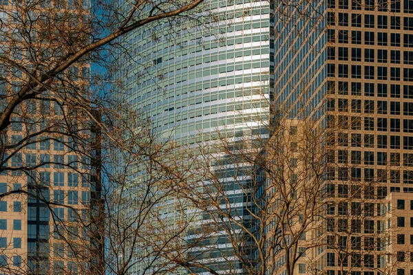 金融区低层现代摩天大楼的近景 — 图库照片