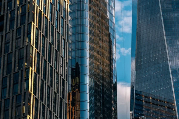 Close-up widok nowoczesnych drapaczy chmur w dzielnicy finansowej Dolnej — Zdjęcie stockowe
