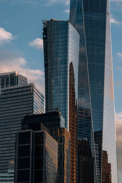 Vista de cerca de los rascacielos modernos en Financial District Lower —  Fotos de Stock