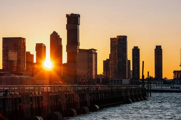 Günbatımı 26. rıhtımda modern apartman gökdeleninin arka planında