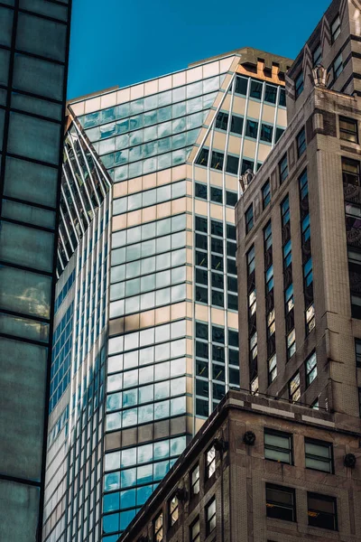 Close-up view of old and modern skyscrapers in Midtown Manhattan — 스톡 사진