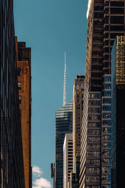 Vue rapprochée de One Bryant Park et des gratte-ciel modernes extérieurs — Photo