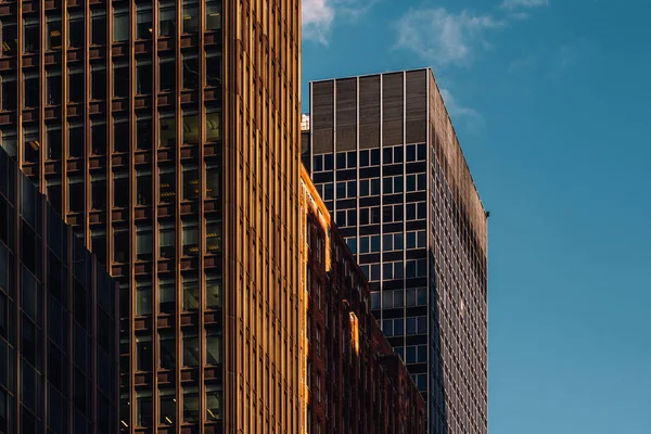 Close-up view of old and modern skyscrapers in Midtown Manhattan — 스톡 사진