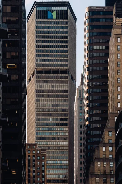 Detailní pohled na Metlife Building a moderní mrakodrapy v Midtu — Stock fotografie