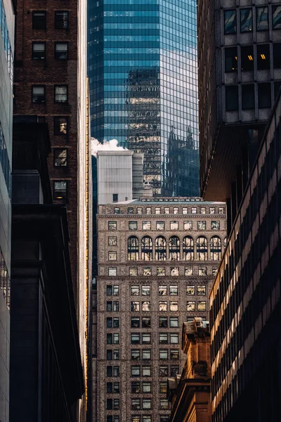 Vue rapprochée des gratte-ciel anciens et modernes de Midtown Manhattan — Photo