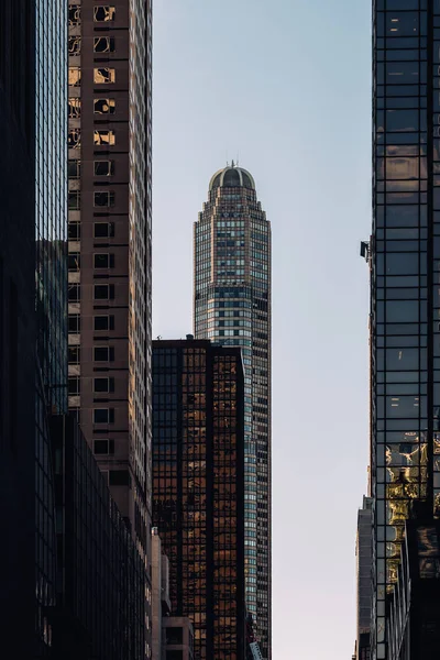 Vue rapprochée des gratte-ciel anciens et modernes de Midtown Manhattan — Photo