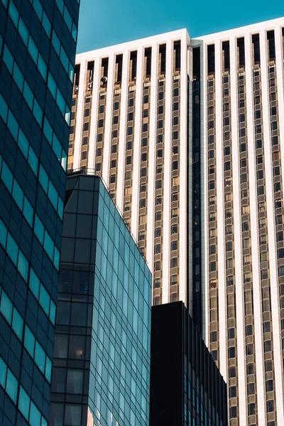 제너럴 모터스 빌딩 과 현대적 인 마천 루의 확대 사진 — 스톡 사진