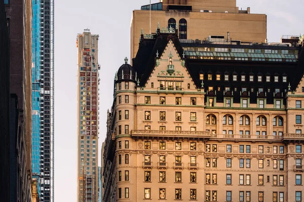 Vue rapprochée du Plaza Hotel et des gratte-ciel modernes — Photo