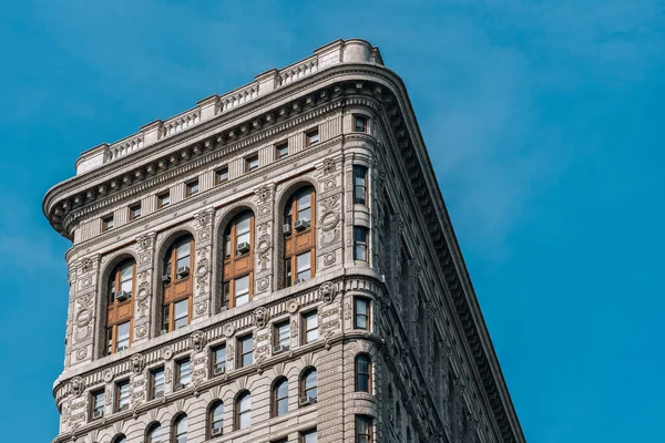 Flatiron Buil 'in dışındaki binanın süsleme görüntüsünü kapat