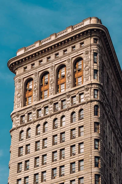 Flatiron Buil 'in dışındaki binanın süsleme görüntüsünü kapat
