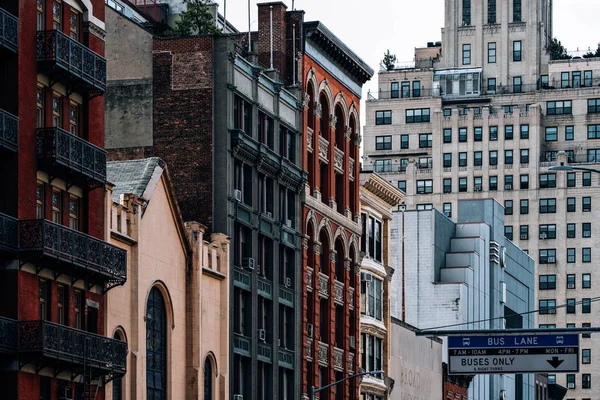 Vista geral dos edifícios antigos e da cidade de Chelsea na 23rd Str — Fotografia de Stock