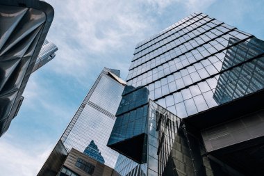 Hudson Metrelerinin New York şehir merkezindeki gökdelenine bakıyorum.