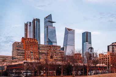 Hudson Yards 'ın günbatımı manzarası Chelsea, New York' ta 64. rıhtımdan gökyüzüne yükseliyor.