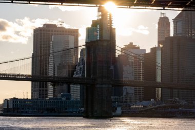 Manhattan Köprüsü, Aşağı Doğu Yakası Su Fonu 'ndan gün ışığında görünüyor.