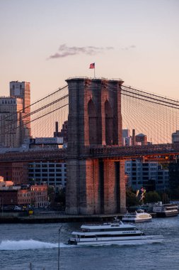 Manhattan Bri 'den Brooklyn Köprüsü manzaralı gün batımı ılık ışığı