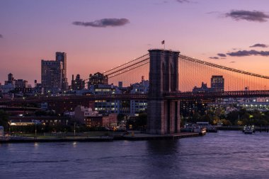 Manhattan Bri 'den Brooklyn Köprüsü manzaralı gün batımı ılık ışığı