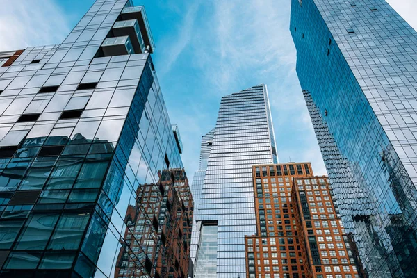 Looking up view of skyscraper of Hudson Yards from High Line Park Hudson Yards — Stock Photo, Image