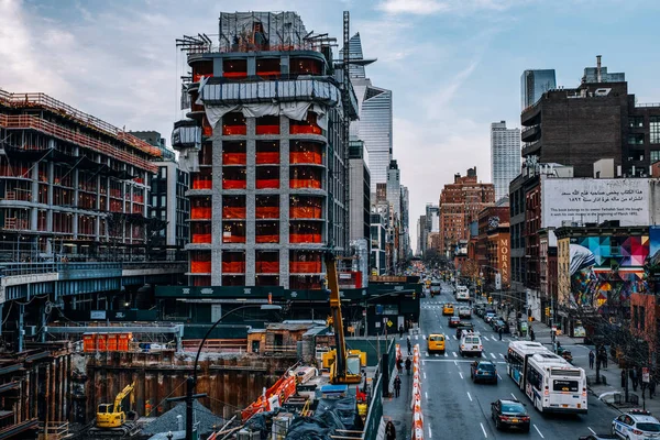 Vista geral de edifícios antigos e Hudson Yards de High Line Park em Chelsea New York City — Fotografia de Stock