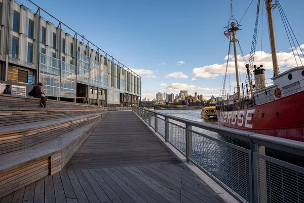 Sonbaharda gündüz vakti Güney Caddesi Limanı 'nda 15. iskele.