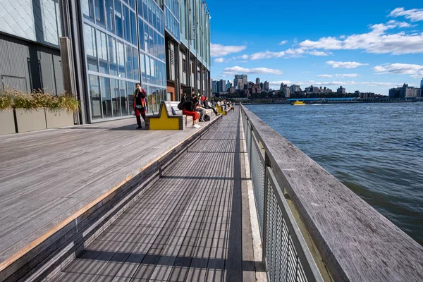 Sonbaharda gündüz liman bölgesinde 17. iskele.