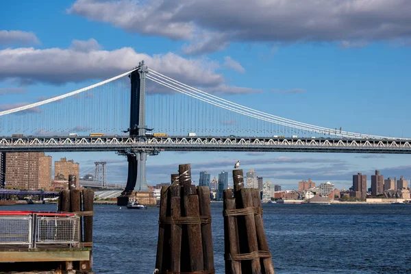 Puente de Brooklyn a la luz del día desde el paseo marítimo del Lower East Side — Foto de Stock