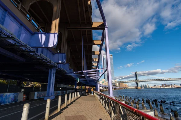 Brooklyn Bridge em vista de dia de Lower East Side beira-mar — Fotografia de Stock