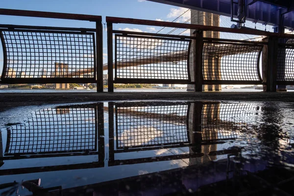 Brooklyn Bridge bij daglicht uitzicht vanaf de waterkant van Lower East Side — Stockfoto