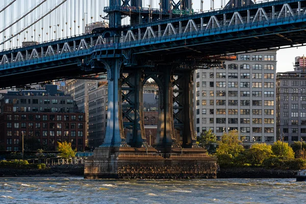 Puente de Manhattan a la luz del día desde el waterfron del Lower East Side — Foto de Stock
