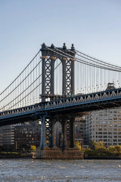 Manhattan Bridge in daylight view from Lower East Side waterfron — Stock Photo, Image