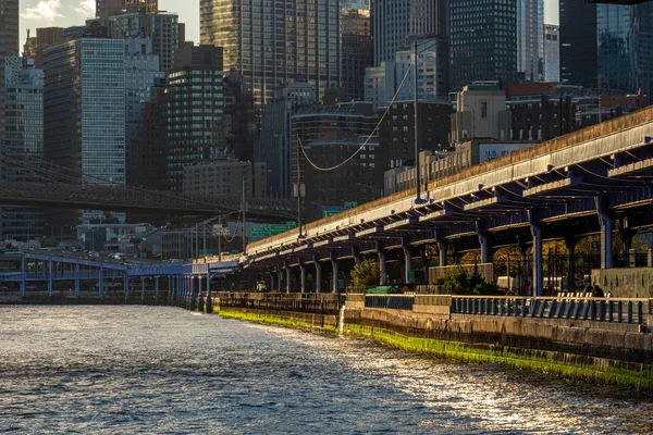 Manhattan Bridge i dagsljus vy från Lower East Side vattenfron — Stockfoto