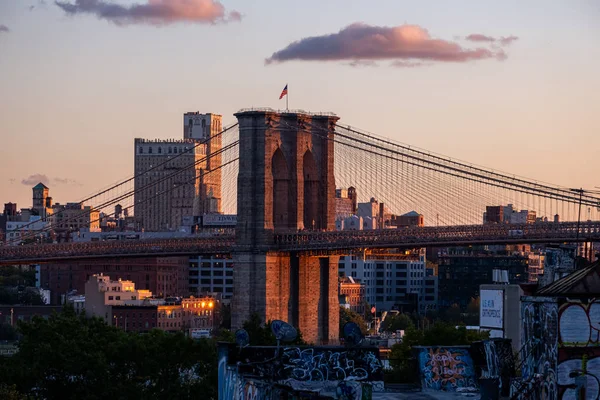 Teplé světlo západu slunce na Brooklynském mostě z Manhattan Bri — Stock fotografie