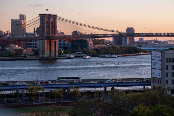 Naplemente meleg fény a Brooklyn Bridge kilátás Manhattan Bri — Stock Fotó