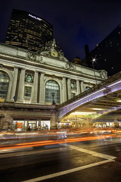 Noite chuvosa cena de rua no Grand Central Terminal no centro da cidade — Fotografia de Stock