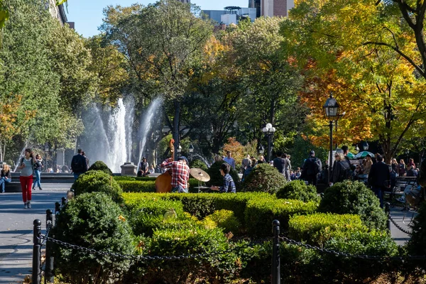 Spadek kolor liści Washington Square Park w pobliżu Nyu w dolnej M — Zdjęcie stockowe