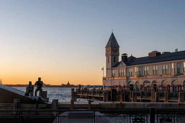 Folhagem de queda cor de Battery Park Rio Hudson beira-mar em Lo — Fotografia de Stock