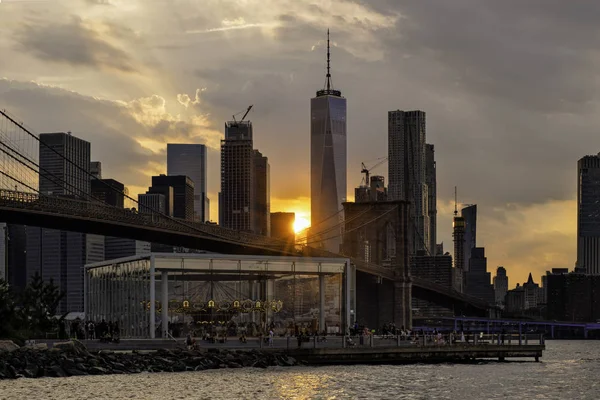Lower Manhattan skyline and Brooklyn bridge at sunset — Stock Photo, Image