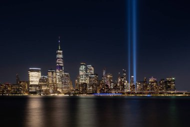 Jersey City, Nj - Usa - 30 Ağustos 2019: New Jersey 'den New Jersey manzaralı Manhattan' daki Lights geçici anıtı
